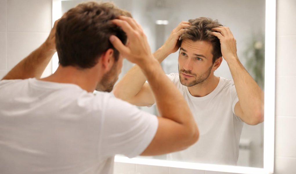 homme-dos-miroir-salle-bain