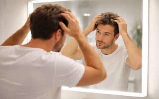homme-dos-miroir-salle-bain