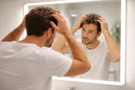 homme-dos-miroir-salle-bain
