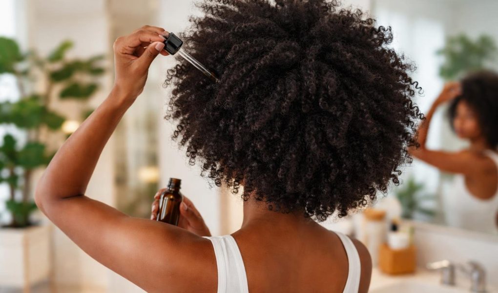 personne-cheveux-afro-miroir-salon-modernes