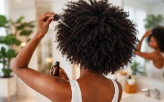 personne-cheveux-afro-miroir-salon-modernes