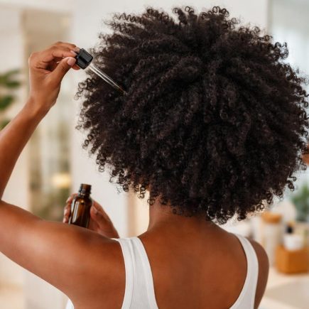 personne-cheveux-afro-miroir-salon-modernes