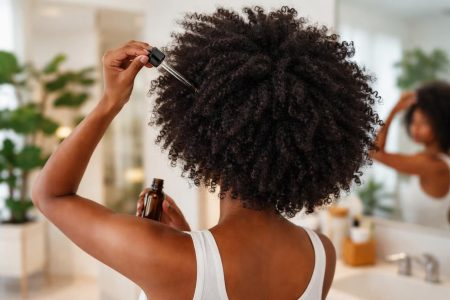 personne-cheveux-afro-miroir-salon-modernes